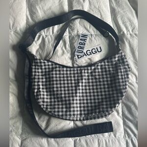 BNWT Baggu Medium crescent “black/white gingham” w/ key leash